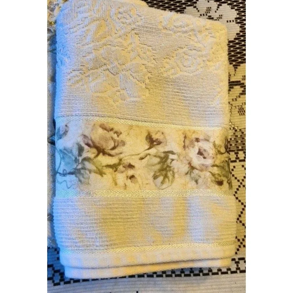 2 Croscill Vintage Elegant Bath Towels Rose And Darian Design READ For Sizes